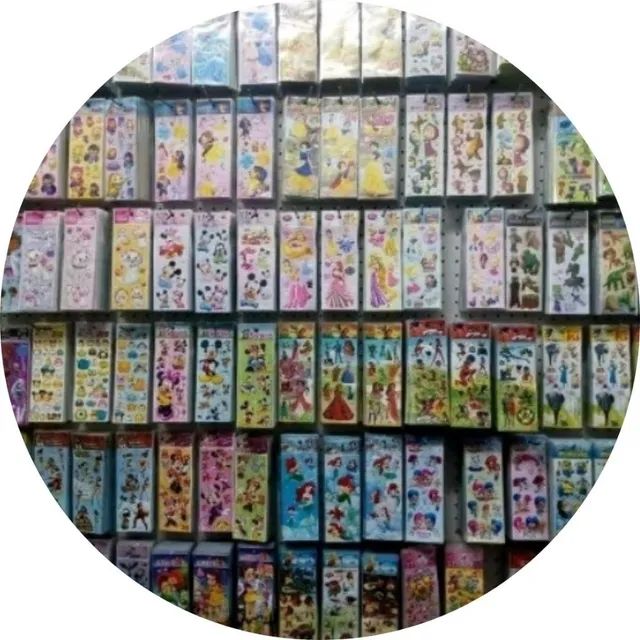 Pacote com 100 cartelas de adesivos com temas variados e aleatorios menina e menino