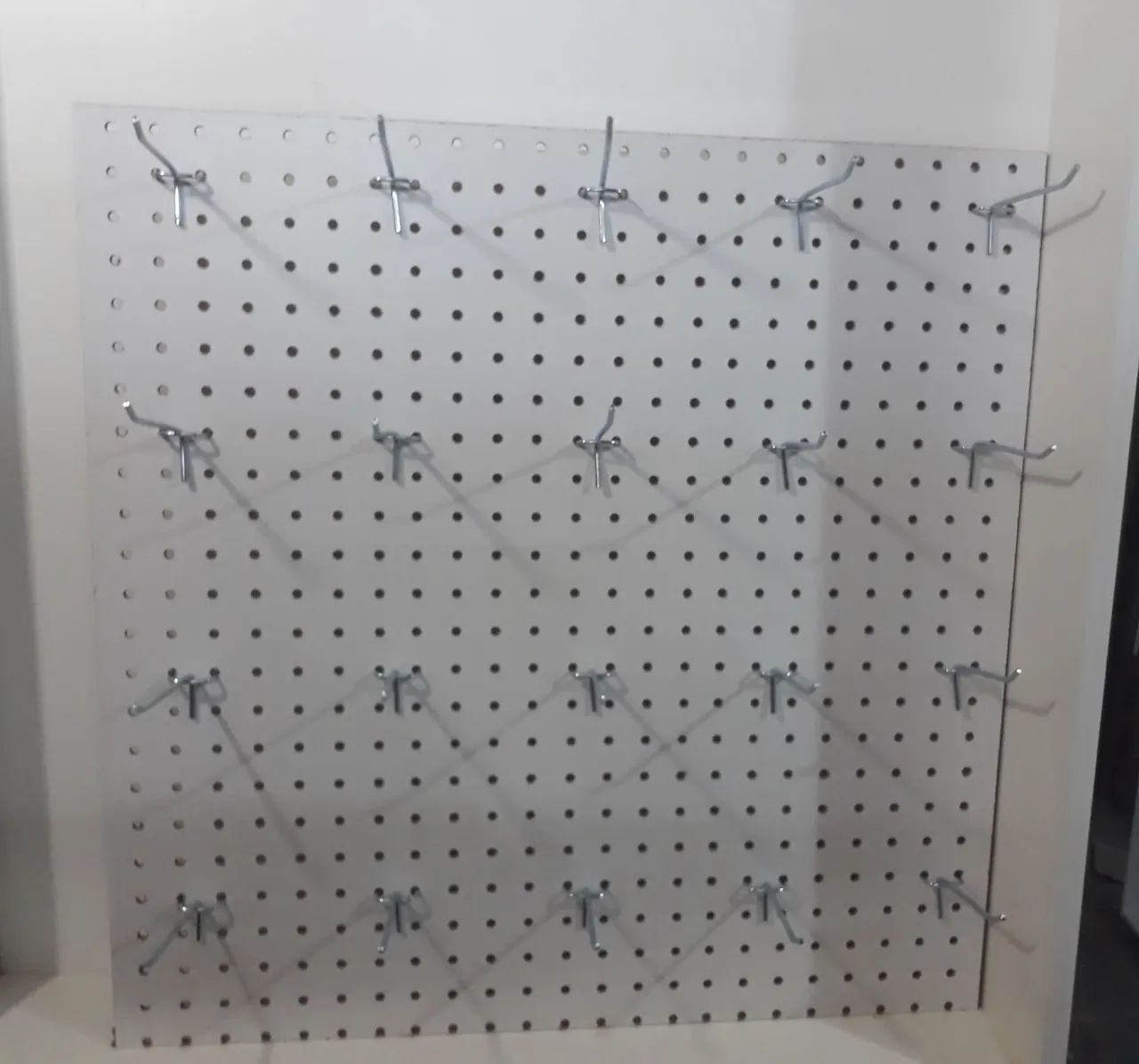 Painel Eucatex perfurado 60 x 60cm -4.5mm com ganchos 