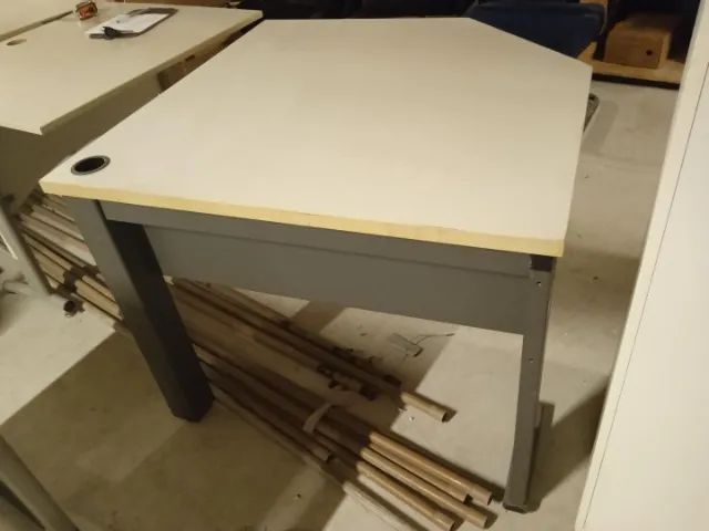 Mesa de apoio/ de canto hexagonal em MDF / Aço Bege 75 cm x 90 cm x 90 cm - Foto 2