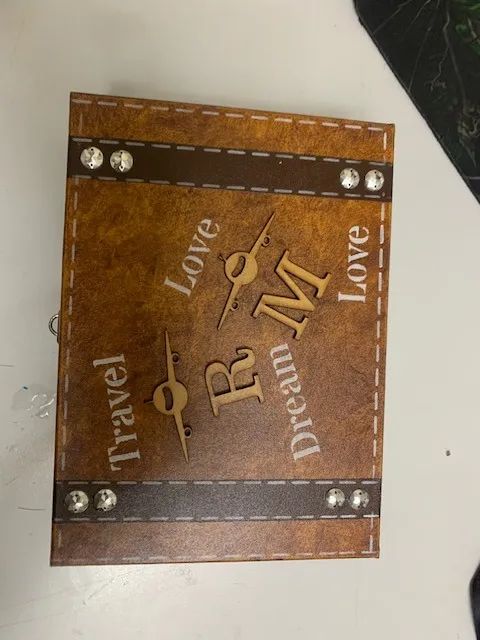 caixinha de madeira tamanho aprox 20 por 15 cm por 6 cm  - Foto 3