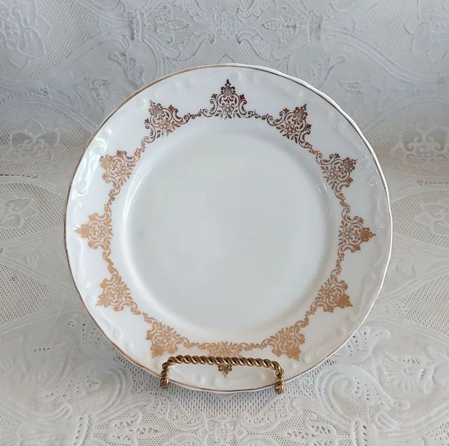 Pratos de sobremesa em porcelana Mauá com arabescos dourados