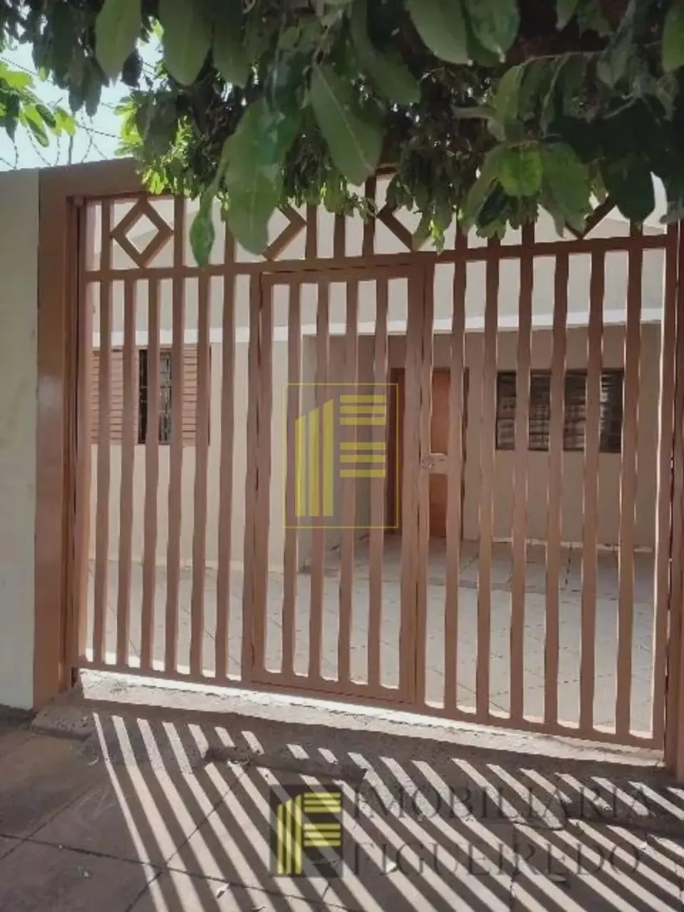 Casa com 02 quartos, garagem e churrasqueira para alugar no bairro Jaguaré em São José do