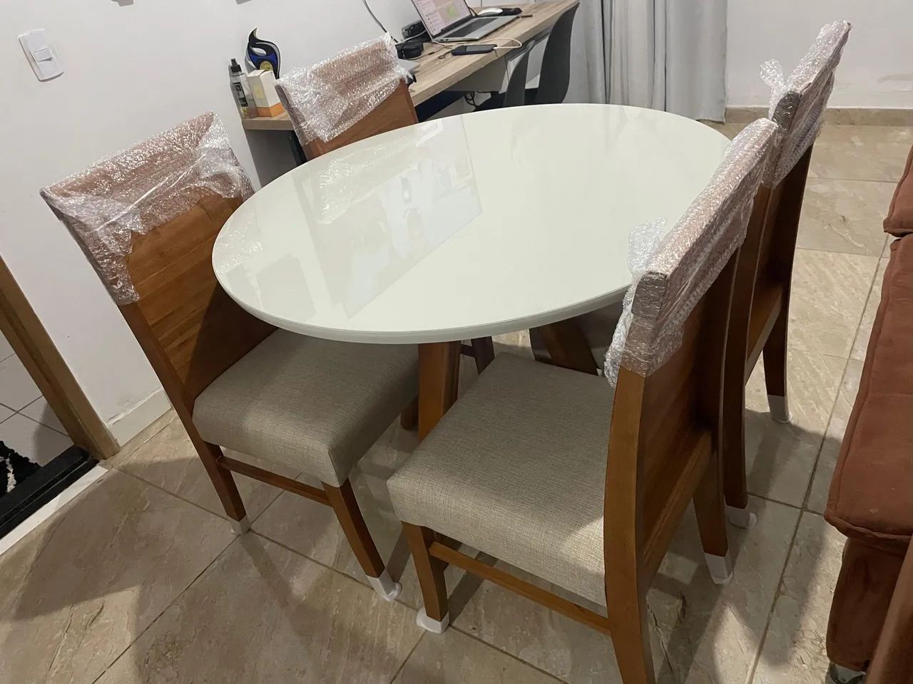 Mesa a pronta entrega e com cadeiras na madeira maciça 