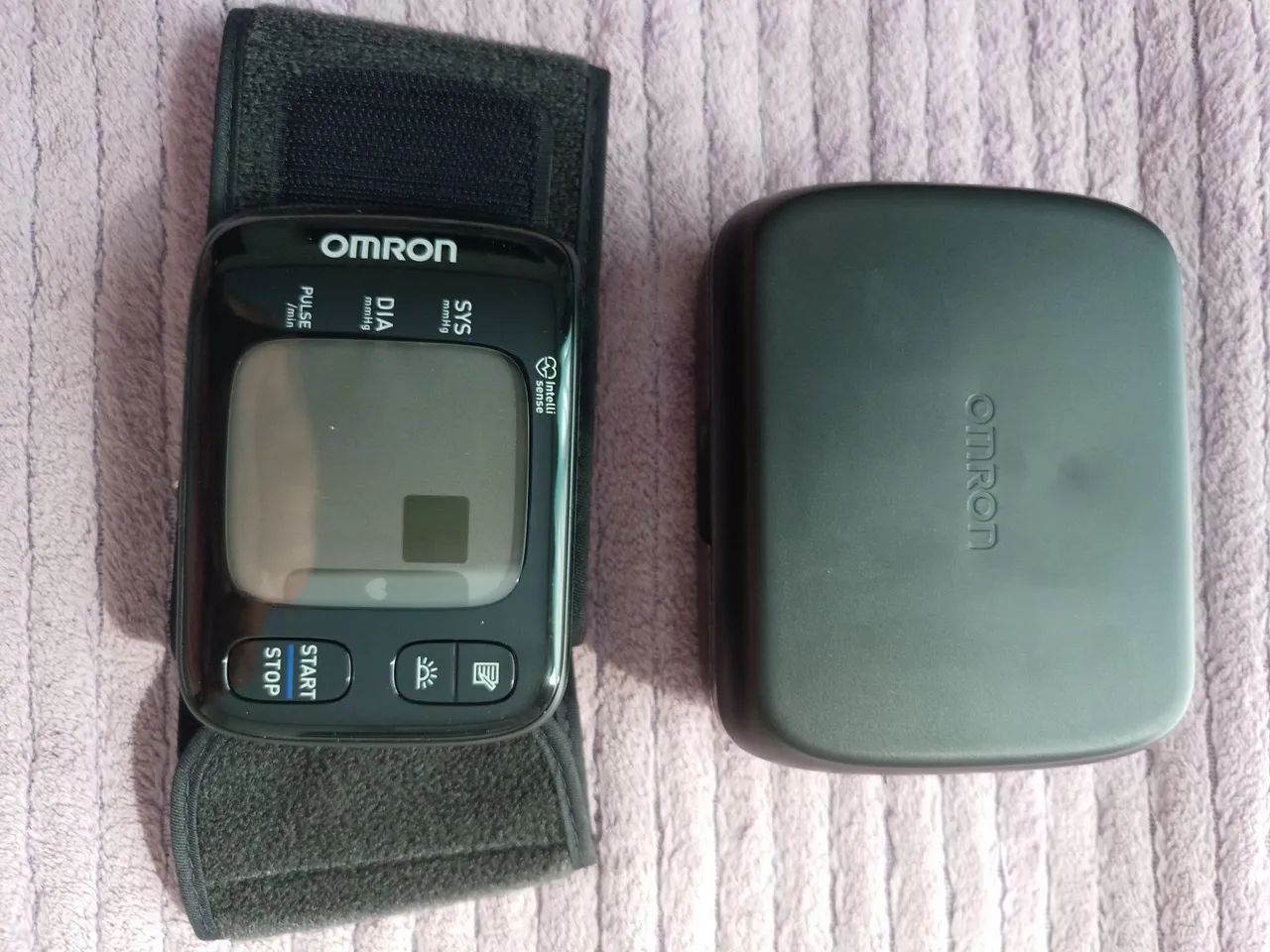 Medidor de pressão de pulso OMRON - Foto 2
