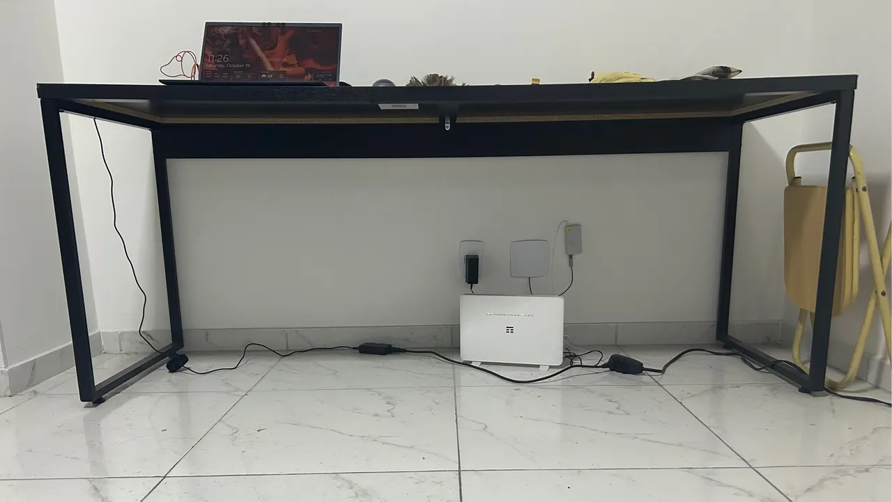 Escrivaninha preta com estrutura metálica