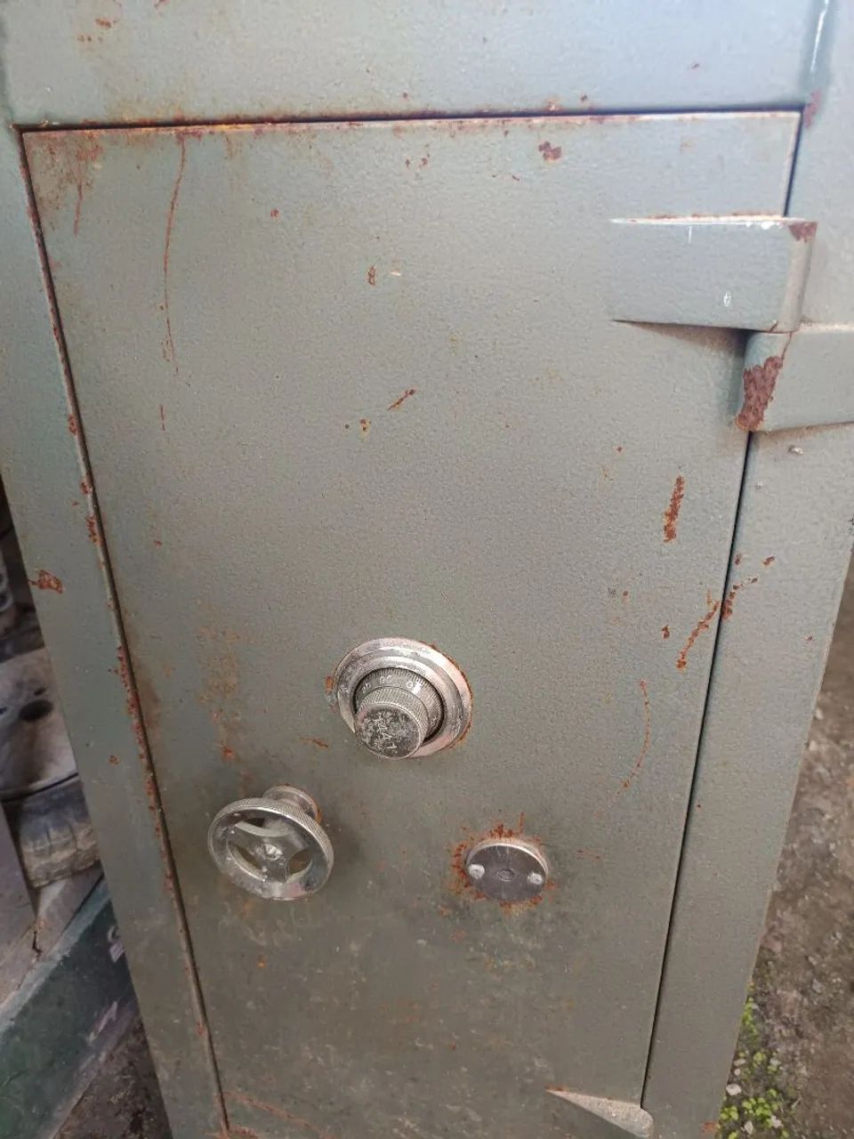 Cofre de aço antigo