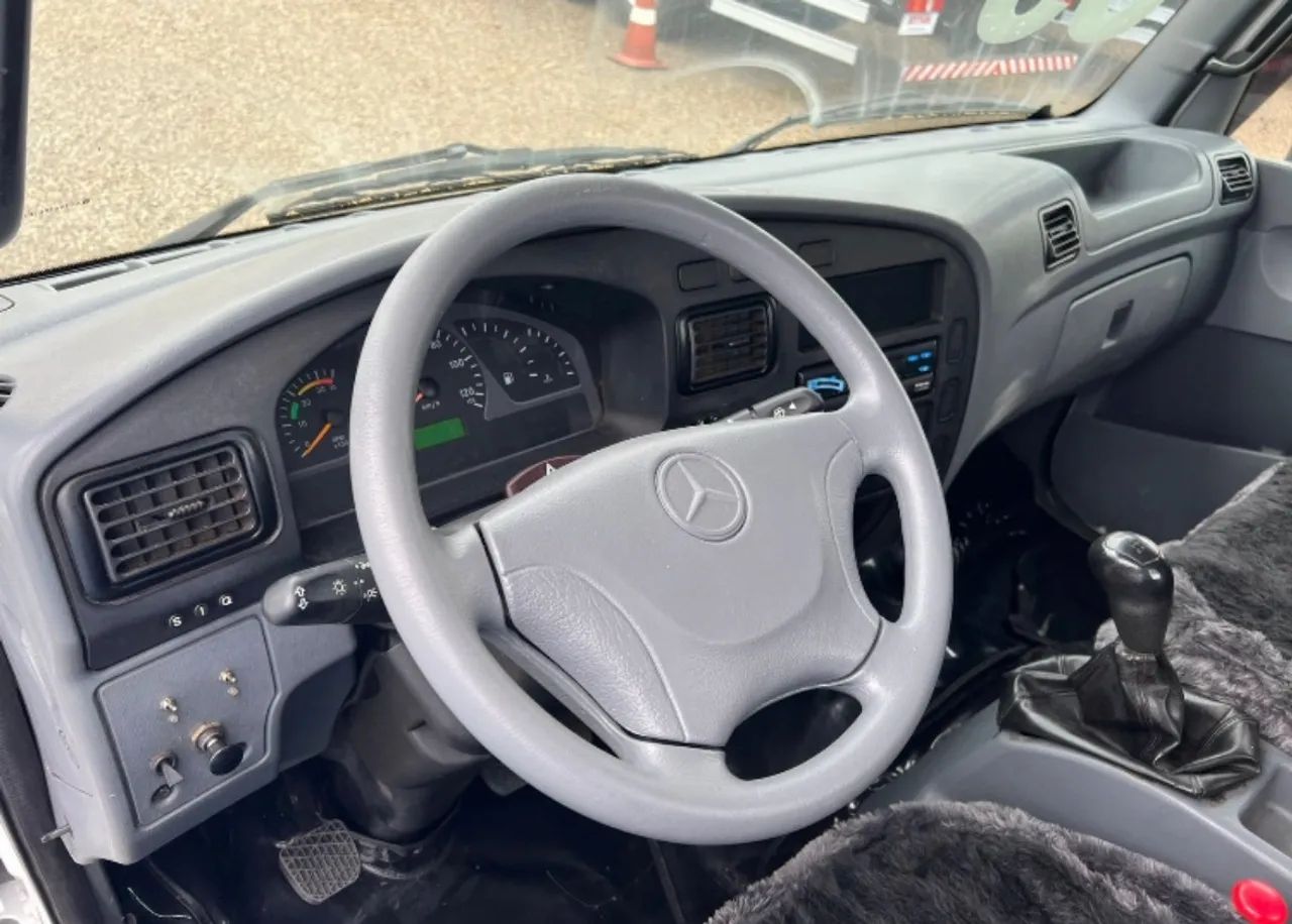 Accelo 915C Plataforma 6 mts com asa delta, puxava pallets, rodou metade Km vazio. - Foto 4