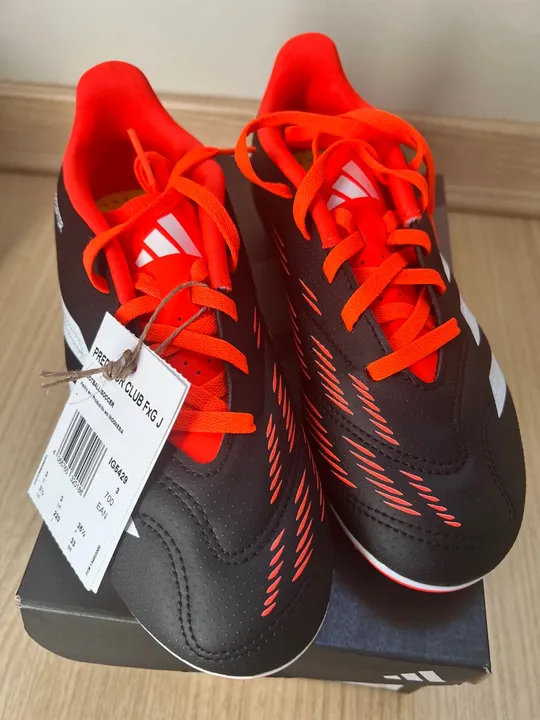 Chuteira de campo adidas original nova. Tamanho 33. 