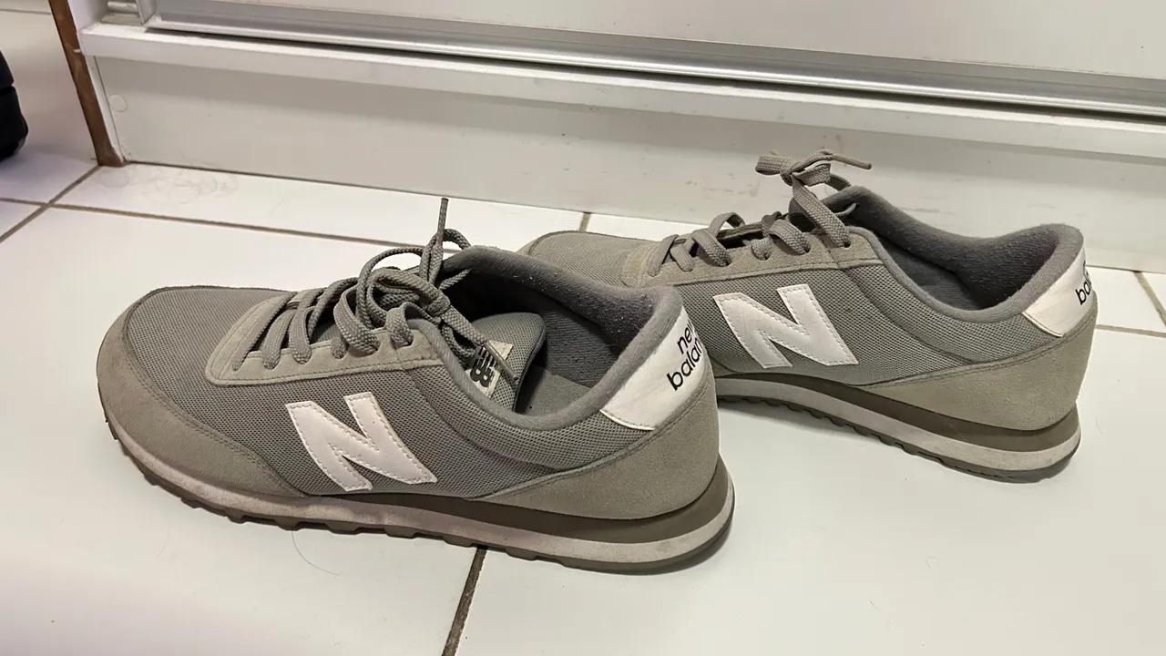 Tênis New Balance Cinza
