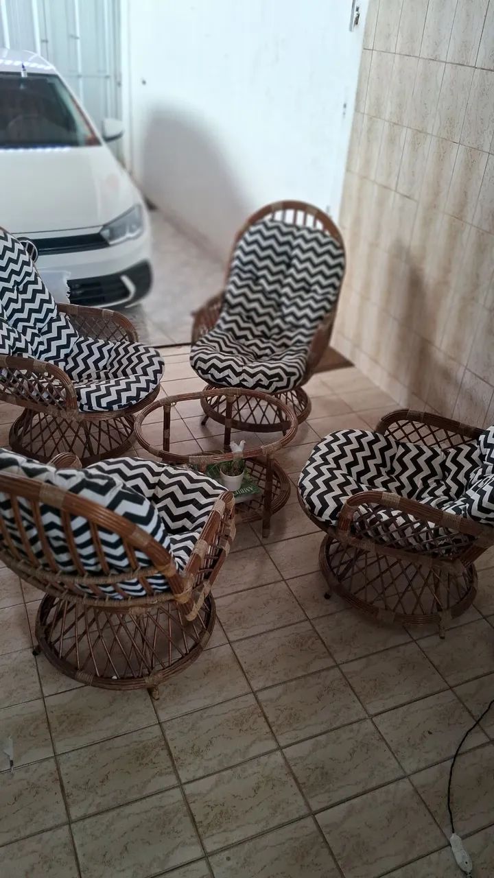 CONJUNTO DE CADEIRAS COM ESTOFADO