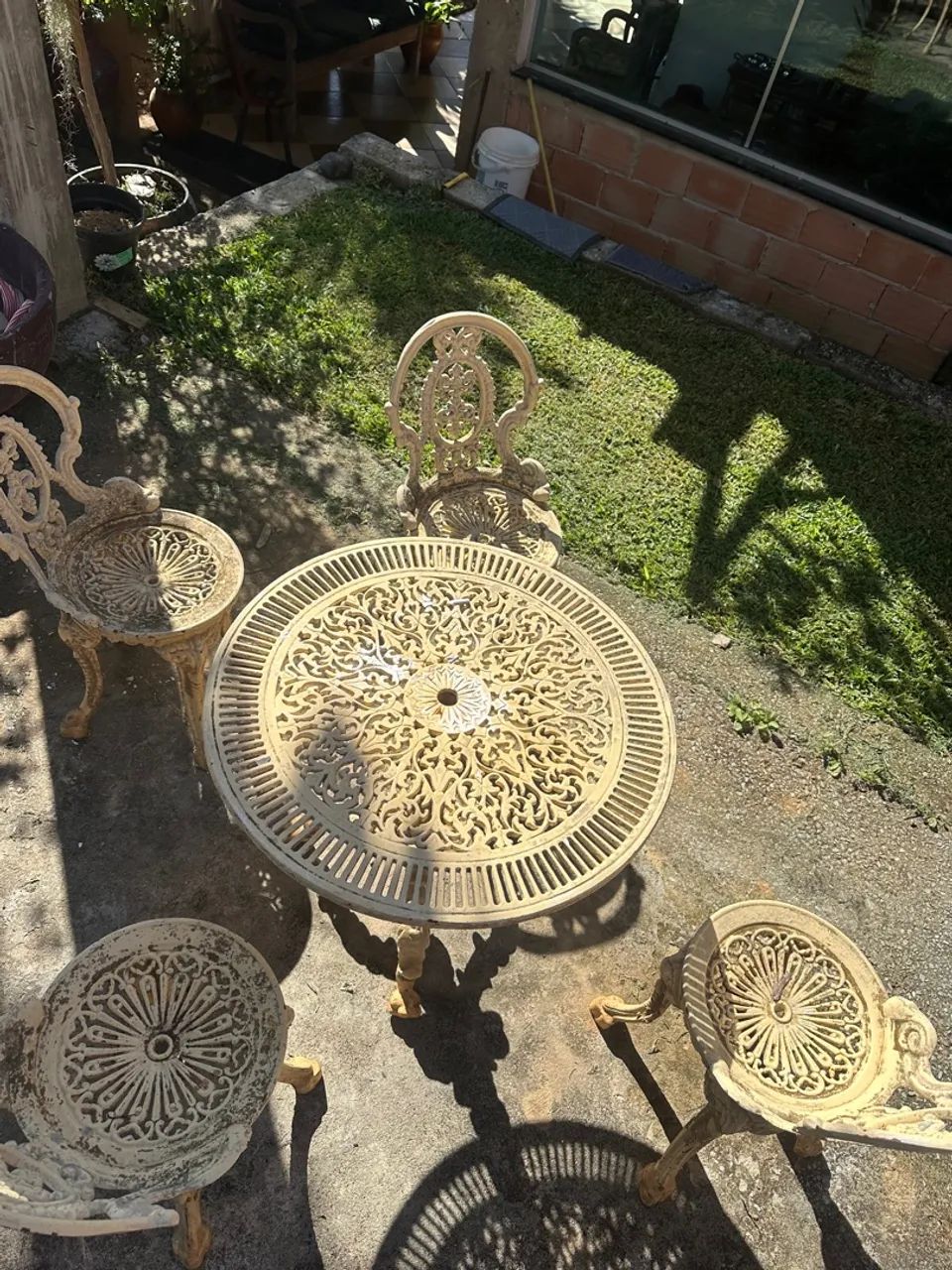 Conjunto de cadeira e mesa ferro fundido.64310423696259122