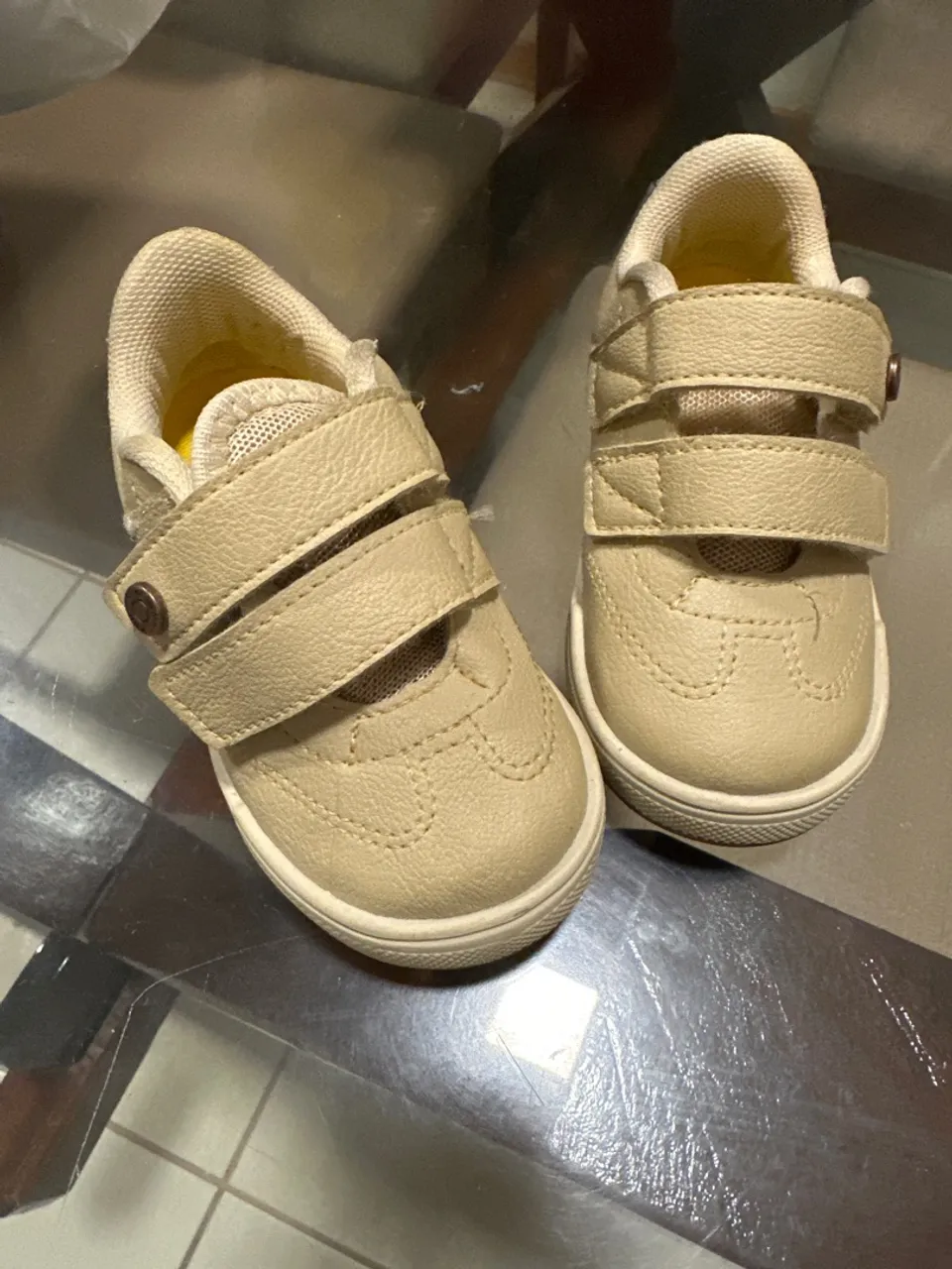 Tênis infantil bege com fechamento em velcro - tam 21