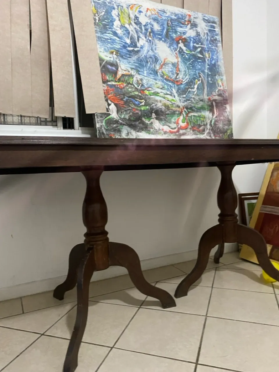 Mesa de madeira com design clássico