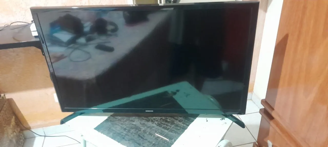 Tv smart 32 polegadas sem defeitos com todos os acessórios