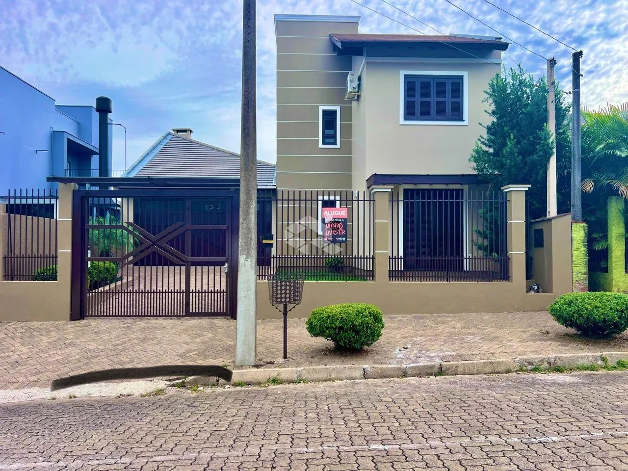 Sobrado 2 dormitórios, 113m2, garagem para 2 carros, piso porcelanato e móveis planejados,