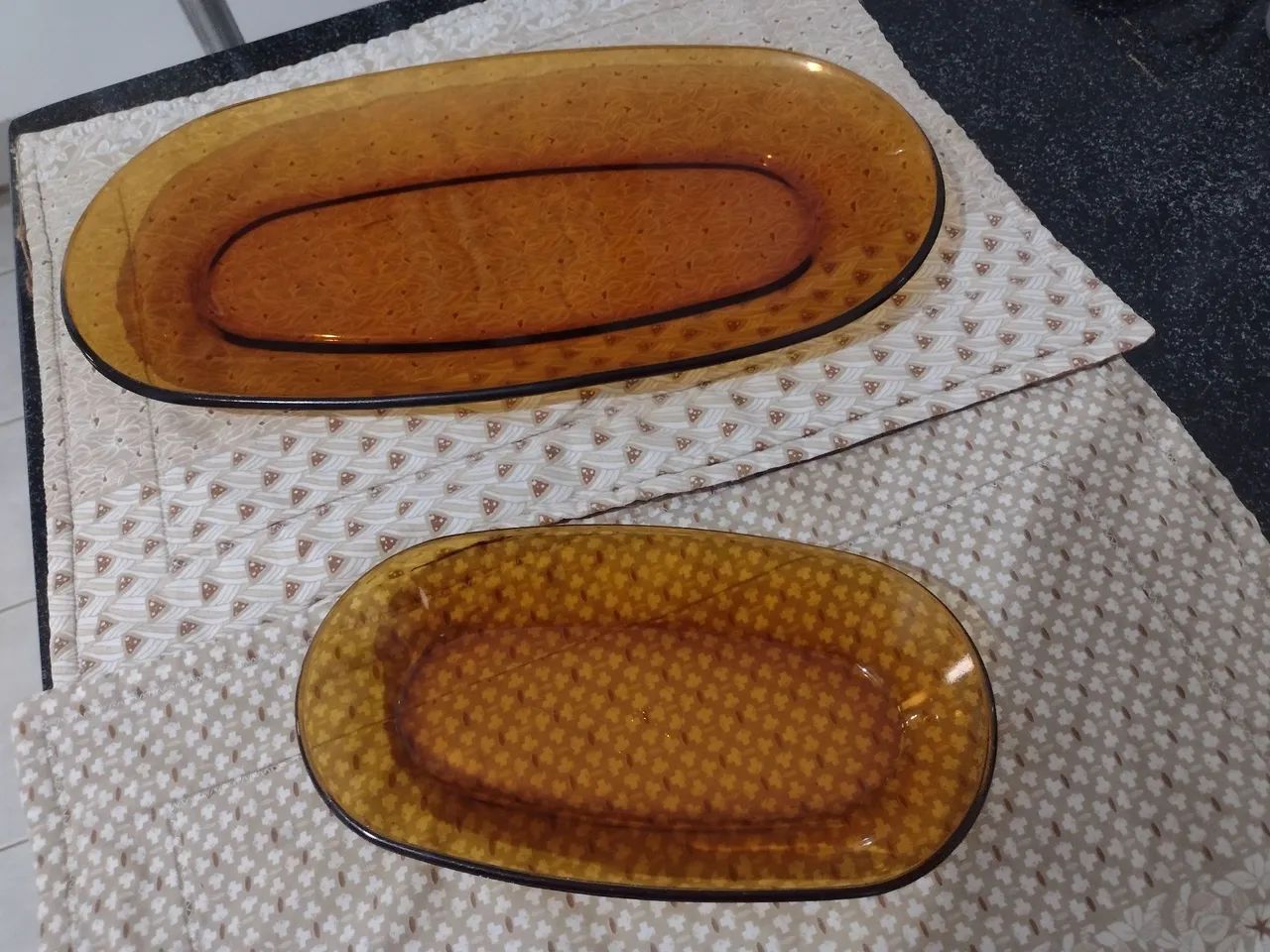 Vendo duas lindas travessas antigas âmbar Duralex  - Foto 2