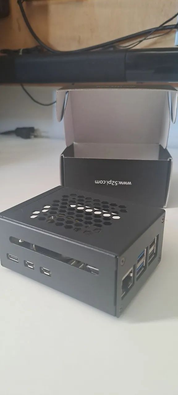 Raspberry Pi 5 com Case Preto e diassipador.