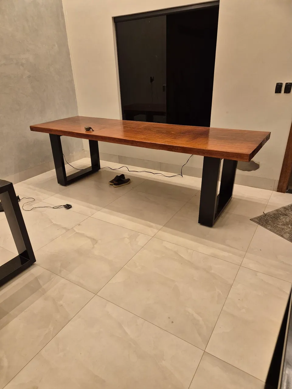 Mesa modelo industrial em madeira maciça Agelim pedra