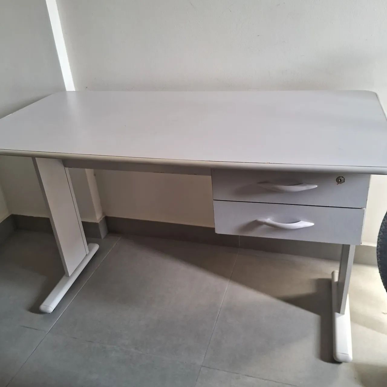 Escrivaninha cinza claro com gavetas