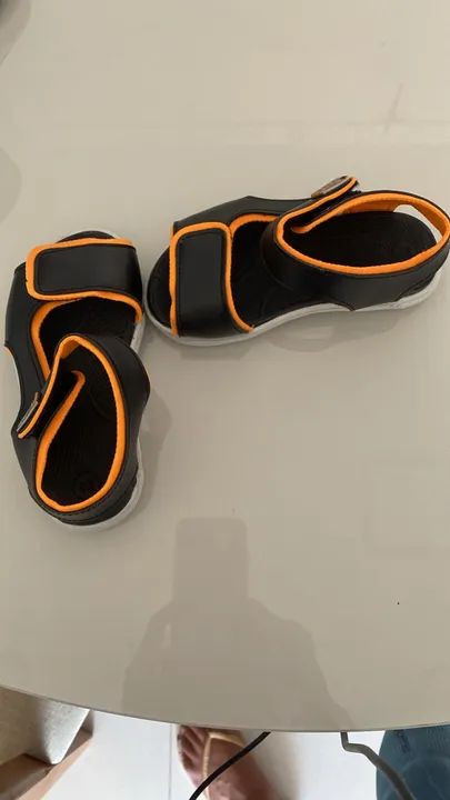 Sandálias infantis - Tamanho 24 R$30,00