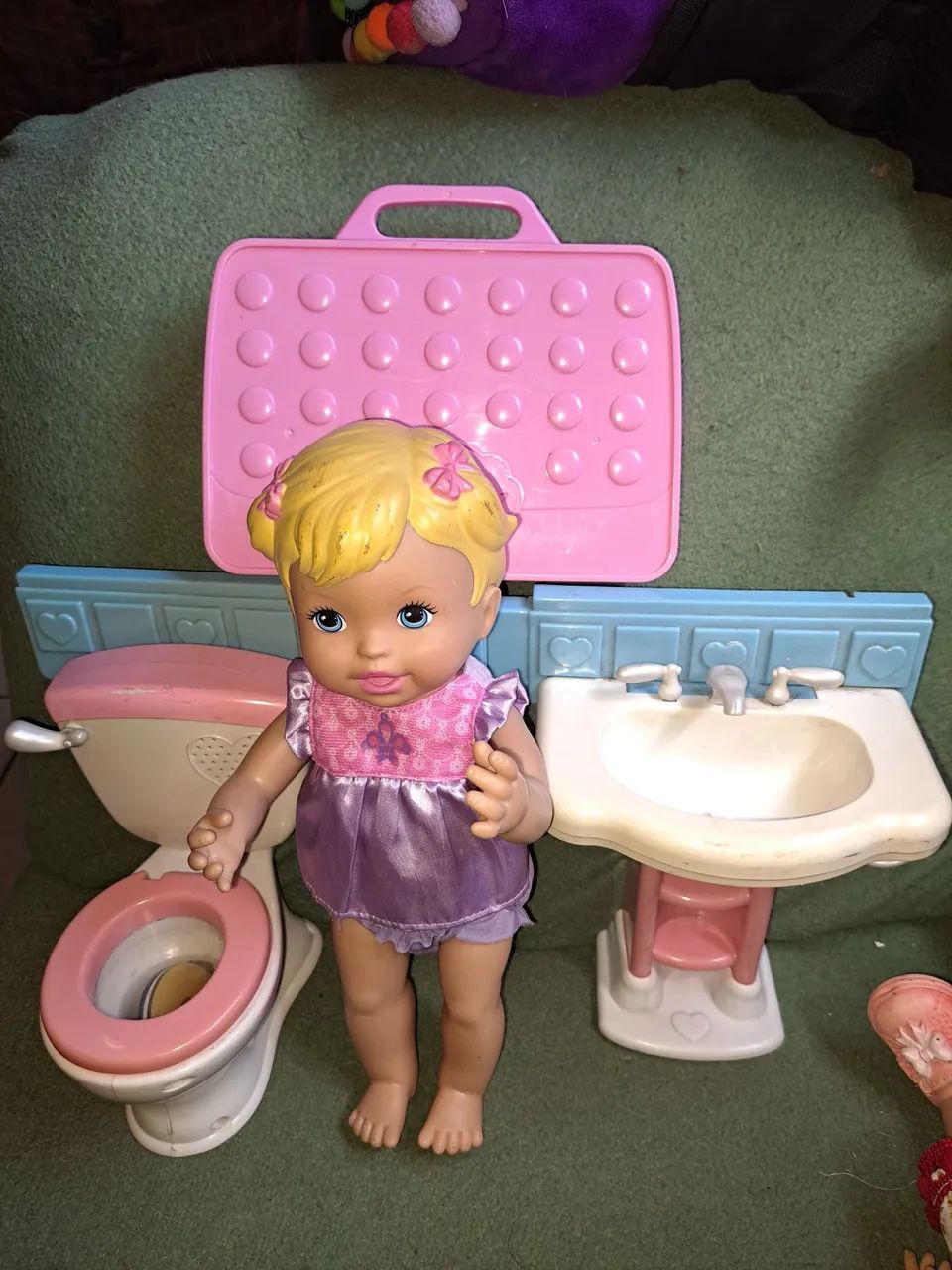 Boneca little momy com banherinho