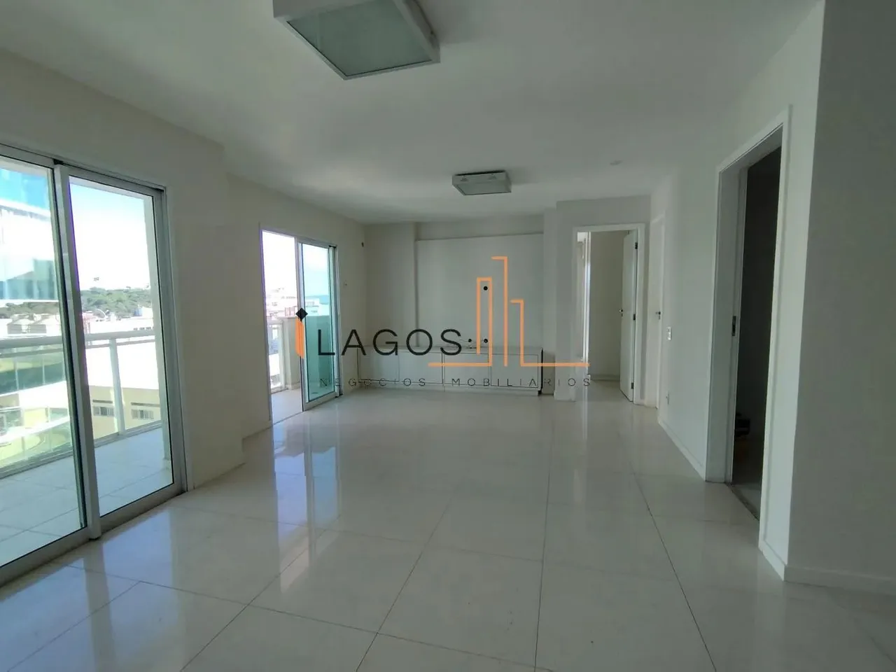 Cobertura para Locação em Cabo Frio, Centro, 3 dormitórios, 2 suítes, 3 banheiros, 2 vagas