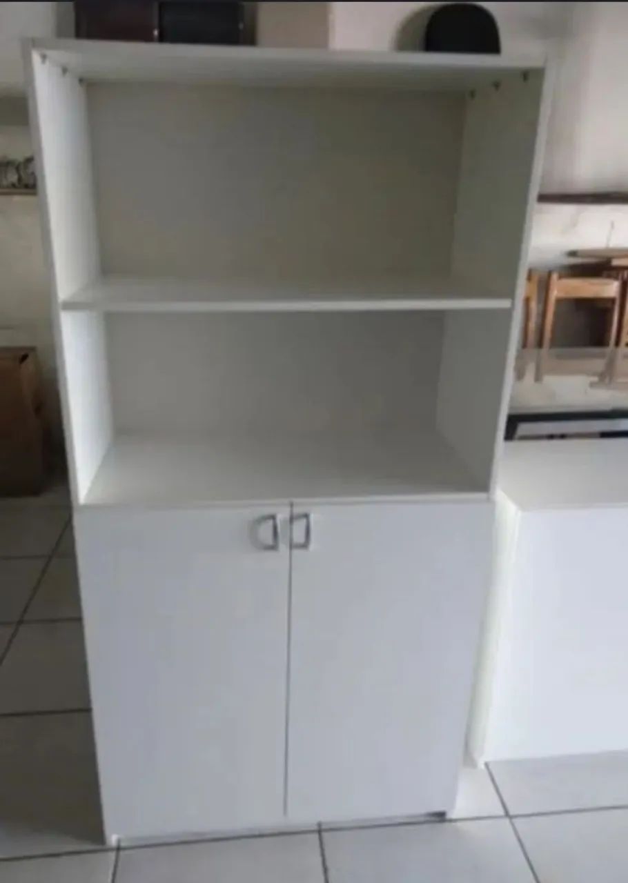 Armário branco com duas portas e prateleiras