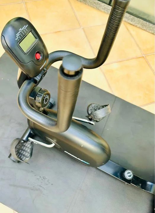 Bicicleta ergométrica horizontal PodiumFit H100 na cor preta - Foto 2