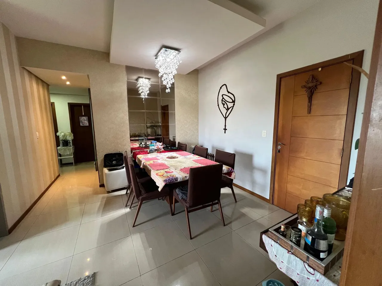 APARTAMENTO DE ANDAR ALTO NO CONDOMÍNIO ILHAS GREGAS CLUBE COM 03 QUARTOS SENDO 01 SUÍTE
