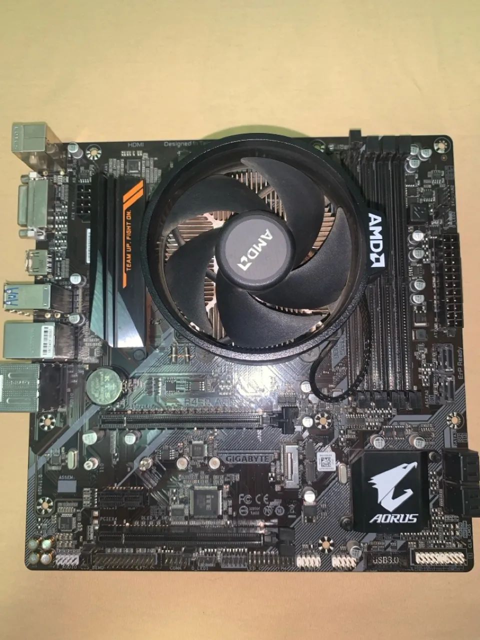 Placa-mãe Gigabyte Aorus B450M é processador ryzen5 faço separado 