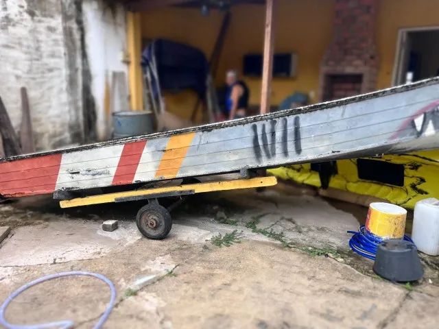 Vende-se Barco Alumínio com motor, capacidade para 6 pessoas