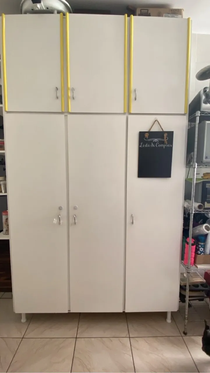Armário Branco com Detalhes Amarelos