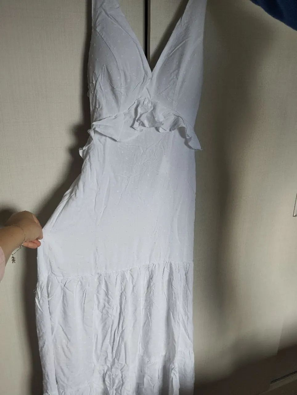 Vestido branco com decote em V