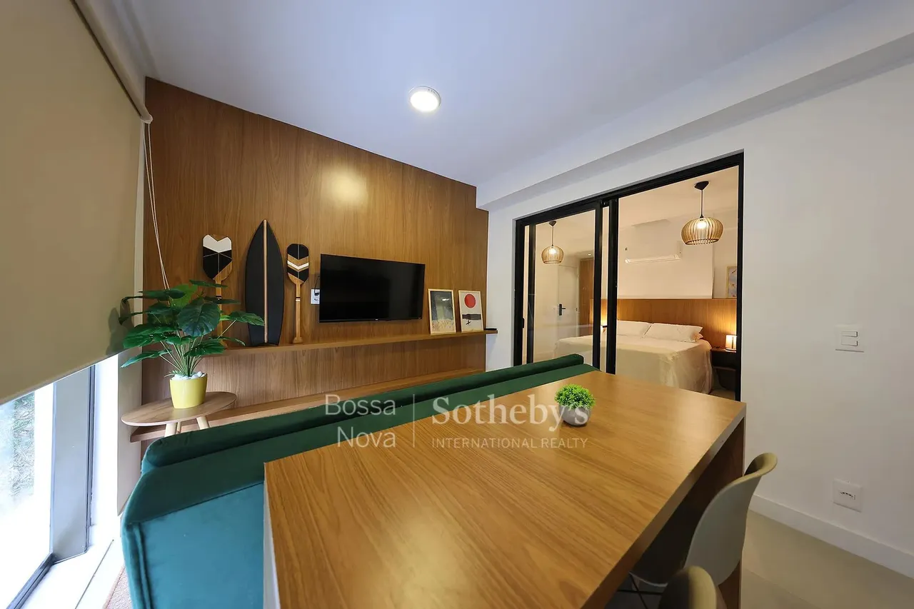 Flat contemporâneo com duas suítes e serviços completos próximo à praia