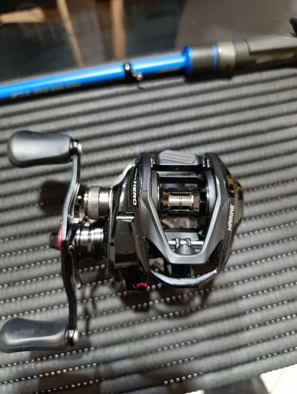 EXCELENTE CARRETILHA DE PESCA MARINE TITAN HERO LADO DIREITO  - Foto 5