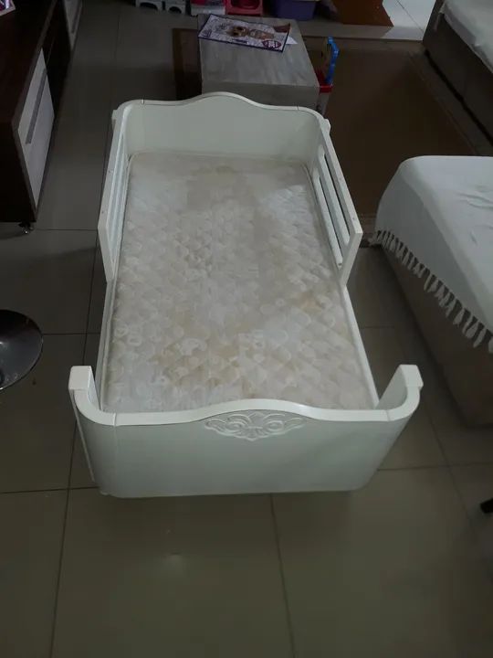 Cama infantil de madeira branca