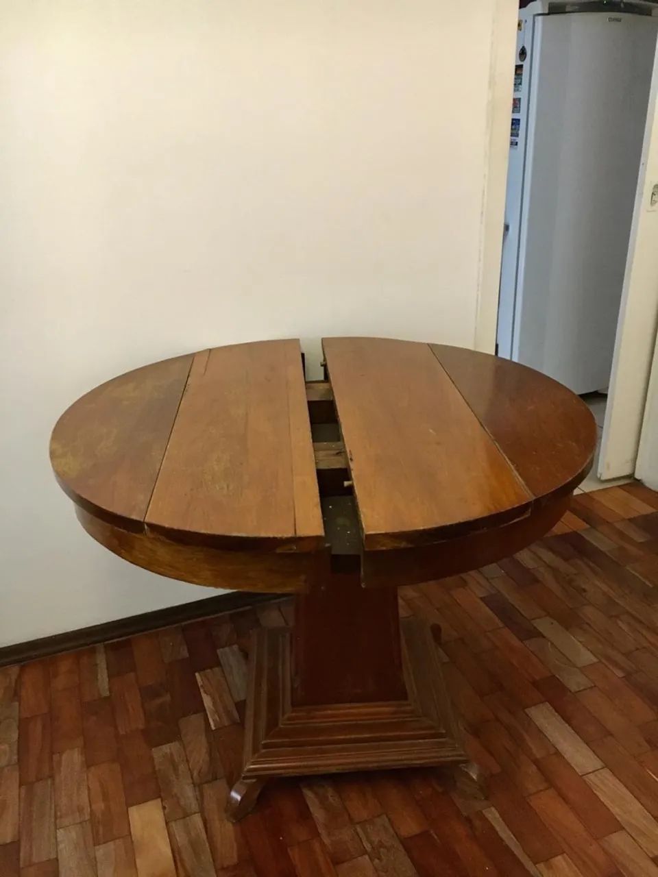 Mesa de madeira redonda com base em pedestal - Foto 5