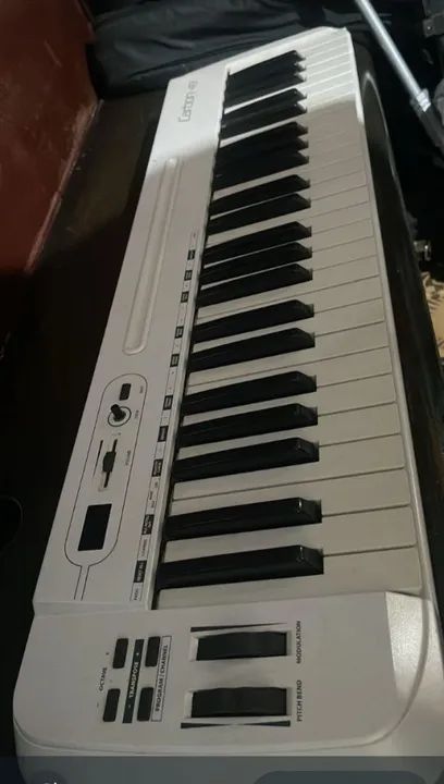 teclado-controlador-midi-usb-samson-carbon-49-teclas-_JM, semi novo <br>Valor 950 reais