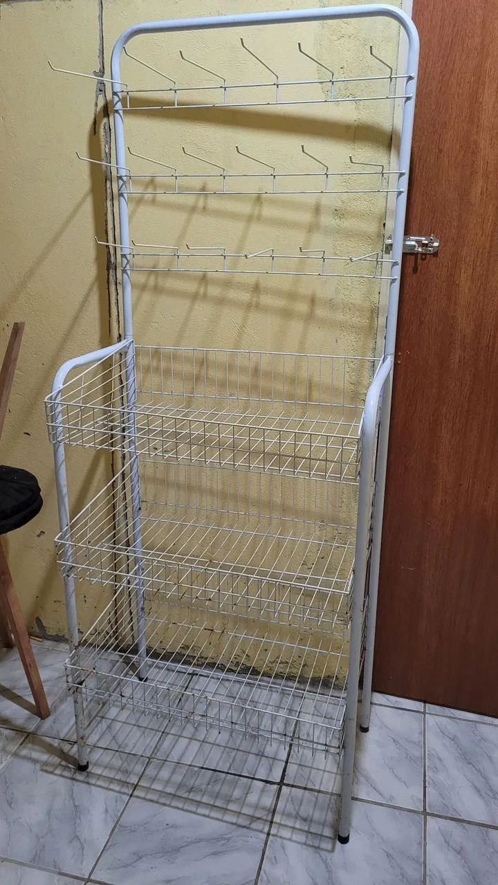 EXPOSITOR ARARA COM CESTO E GANCHO PARA ROUPAS - Foto 2