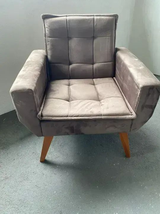 Poltrona decorativa marrom veludo