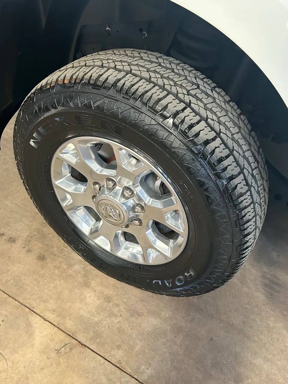 Pneu original da Dog ram 275/7018 nexen 