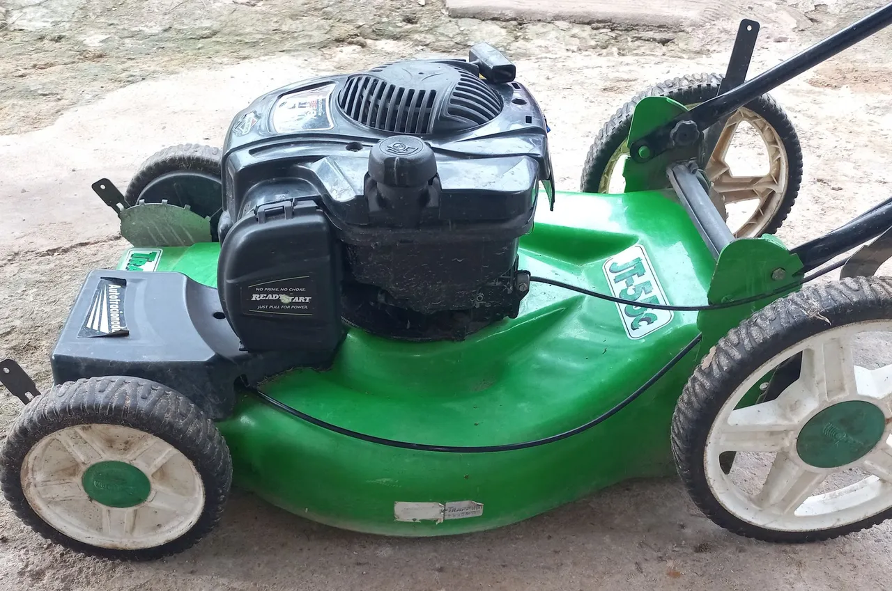Cortador de grama tracionado a gasolina