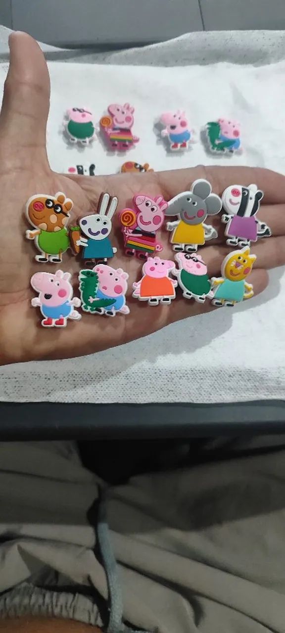 Kit 10 Enfeites para chinelos Peppa Pig - Foto 2