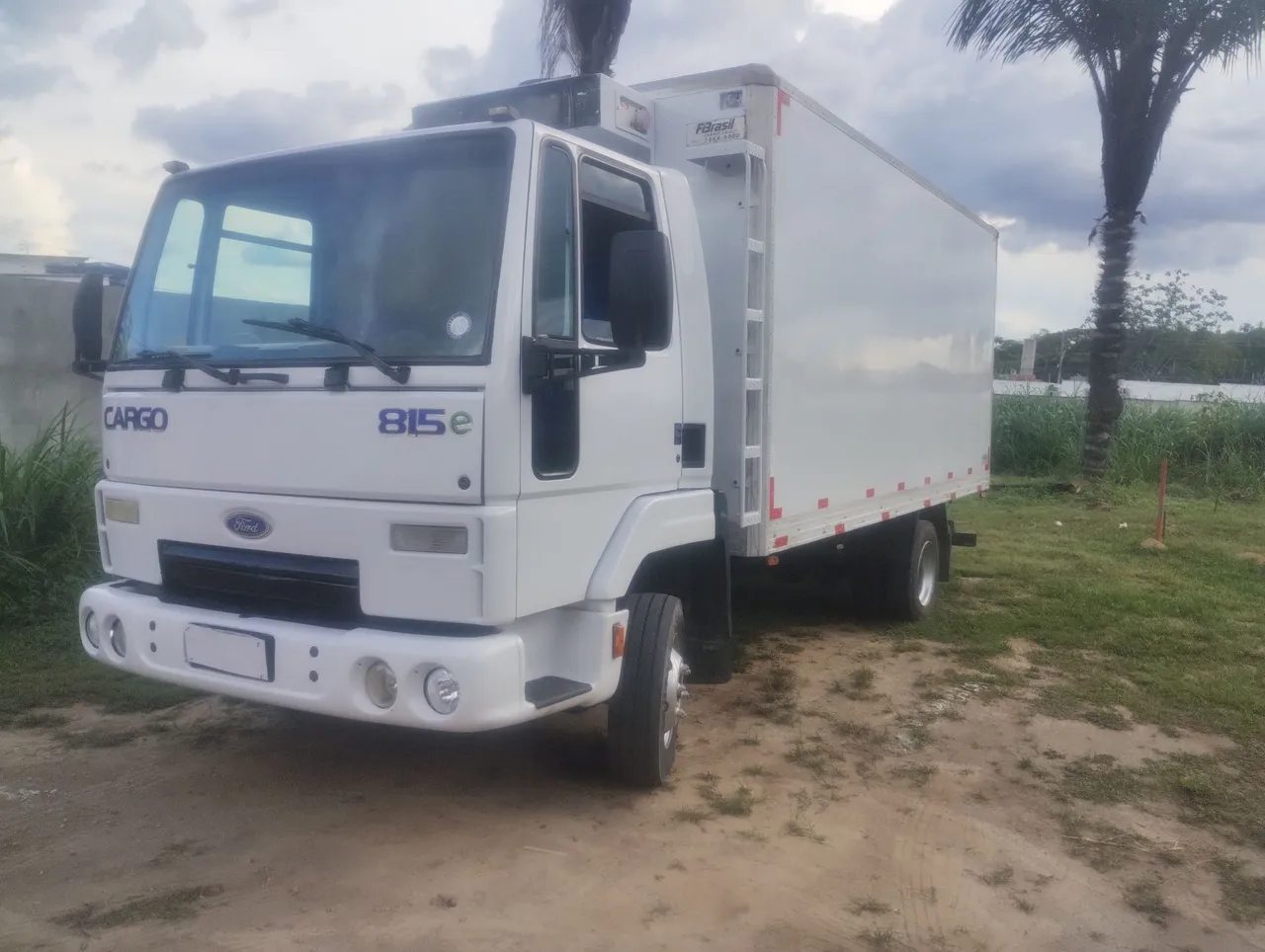 Ford cargo 815 e câmera fria bau