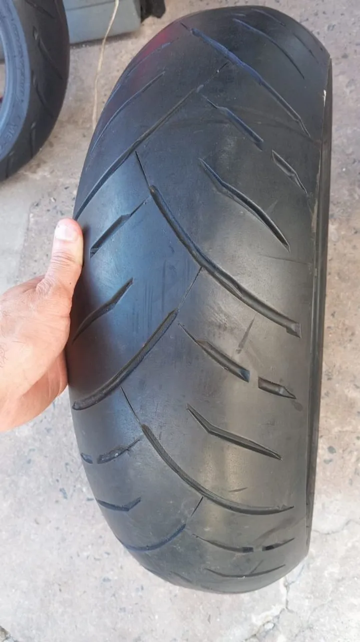 Pneu traseiro marca maxxis