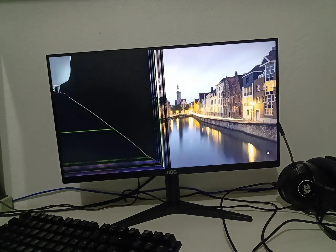 Monitor AOC com Tela Quebrada