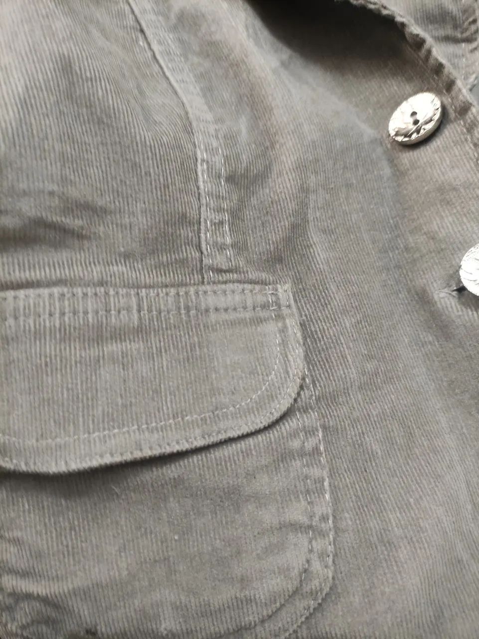 Blazer de Veludo Cotelê Cinza Elegante - Foto 4