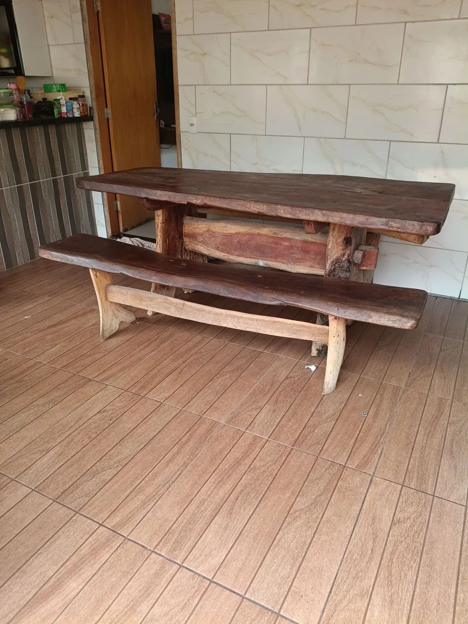 MESA DE MADEIRA COM BANCOS - Foto 3