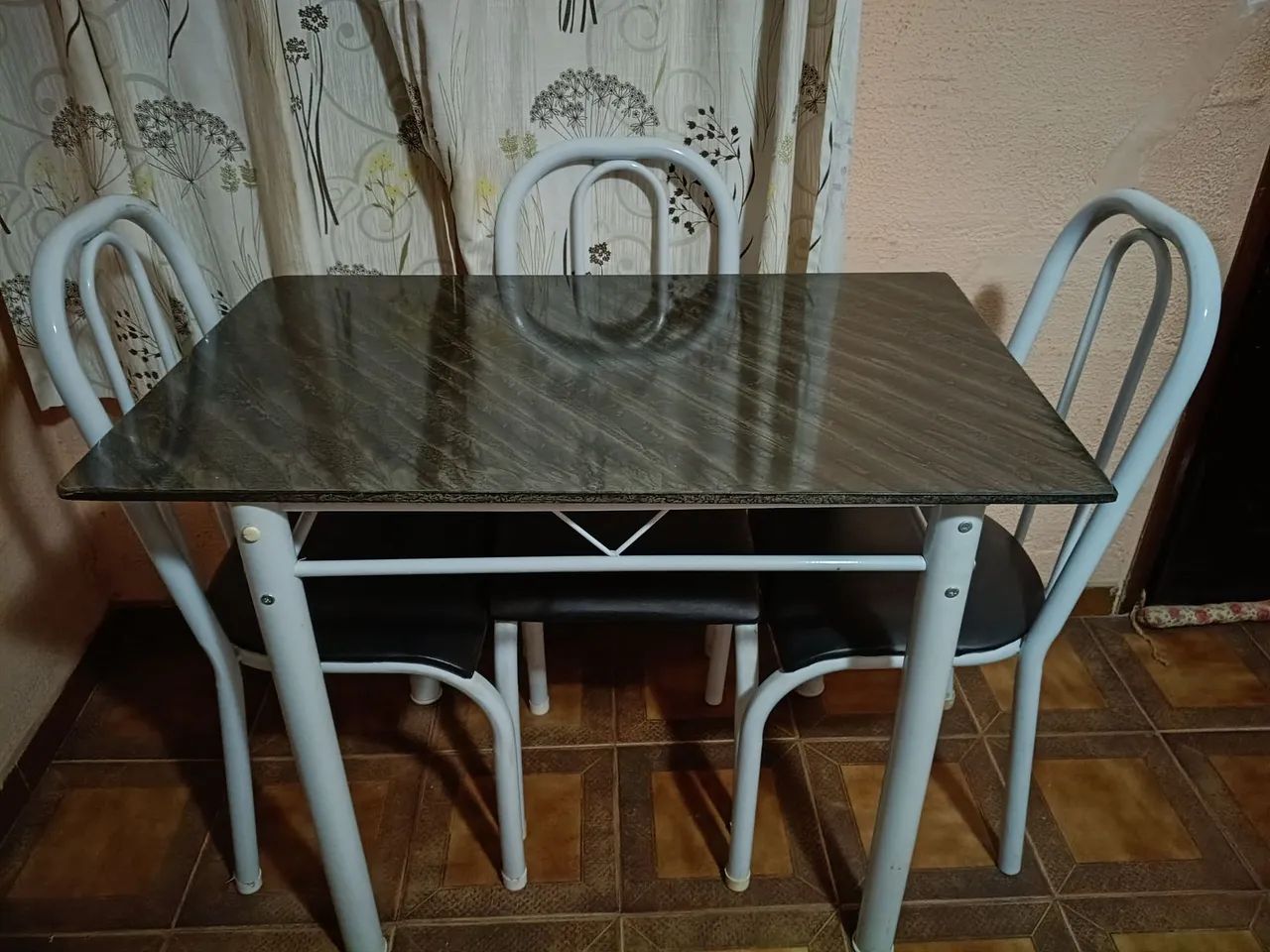 Vendo mesa com 4 cadeiras  - Foto 3