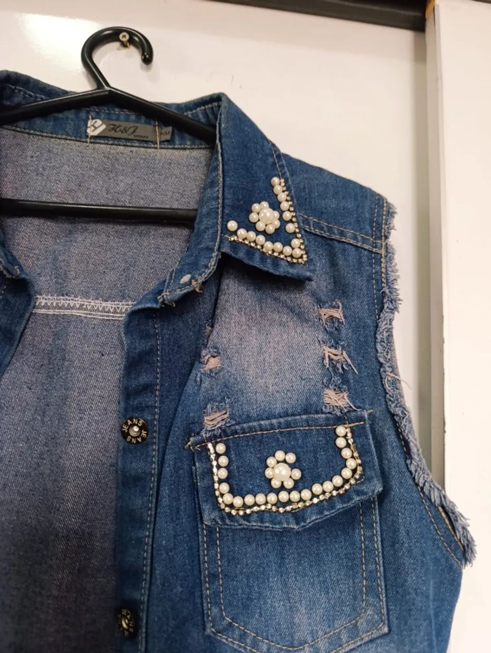 colete jeans h&f modas com pérolas m - Foto 3